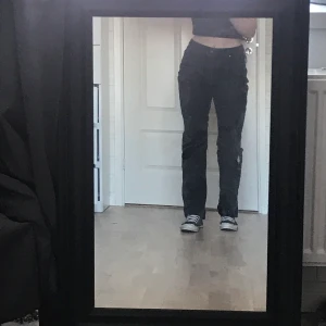 Svarta lågmidjade manchesterbyxor⚡️⚡️ - Loose fit, straight legg, superbekväma storlek M, passar mig som är 165 i längden men lite stora i midjan🤠