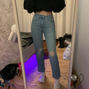 Lee carol jeans - Säljer dessa ljusblåa lee jeans då jag tycker de är lite för korta på mig som är 172cm lång. Dessa är nästintill sprillans nya, använda ca 4 gånger. Köpte dessa på carlings någon månad sedan för 1100kr. Köparen står för frakt!❤️