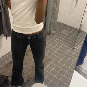 Odd Molly jeans - La upp igen pga teknisk fel aja - Säljer mina Bootcut Odd Molly jeans som jag ärvt från mamma💘 Dom är low Waisted och är svart/gråa. dom är ganska så långa på mig.   Köp direkt för 450kr!💛
