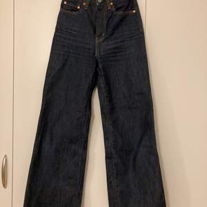 Jeans från Levis ribcage wide leg i en mörkare färg.  Superfint skick W.24 Hör av er om ni har några frågor eller vill ha mer bilder :) 