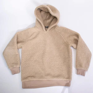 Beige luvtröja - Beige luvtröja köpt från junkyard. Tröjan är i storlek M (herrstorlek)