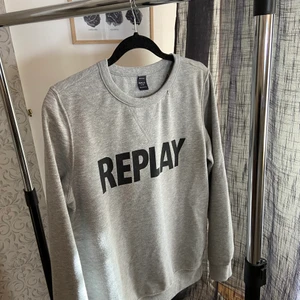 Långärmad tröja från Replay - En fin tröja från replay, vet inte riktigt storlek men den passar mig och jag är 174cm lång, så skulle tippa på S. Köparen står för frak, skriv för mer frågor. Kan eventuellt mötasupp.