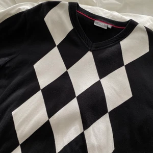 Vit/svart golftröja  - Jätte snygg golftröja. Min pappas gamla och har själv använt den i ca 2 år och innan dess var den nt använd sedan han var ung. Skicka privat vid frågor eller intresse!☁️