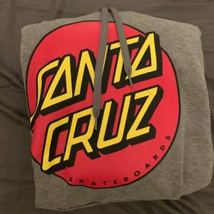 Säljer grå Santa Cruz då den inte kommer till användning 🤍