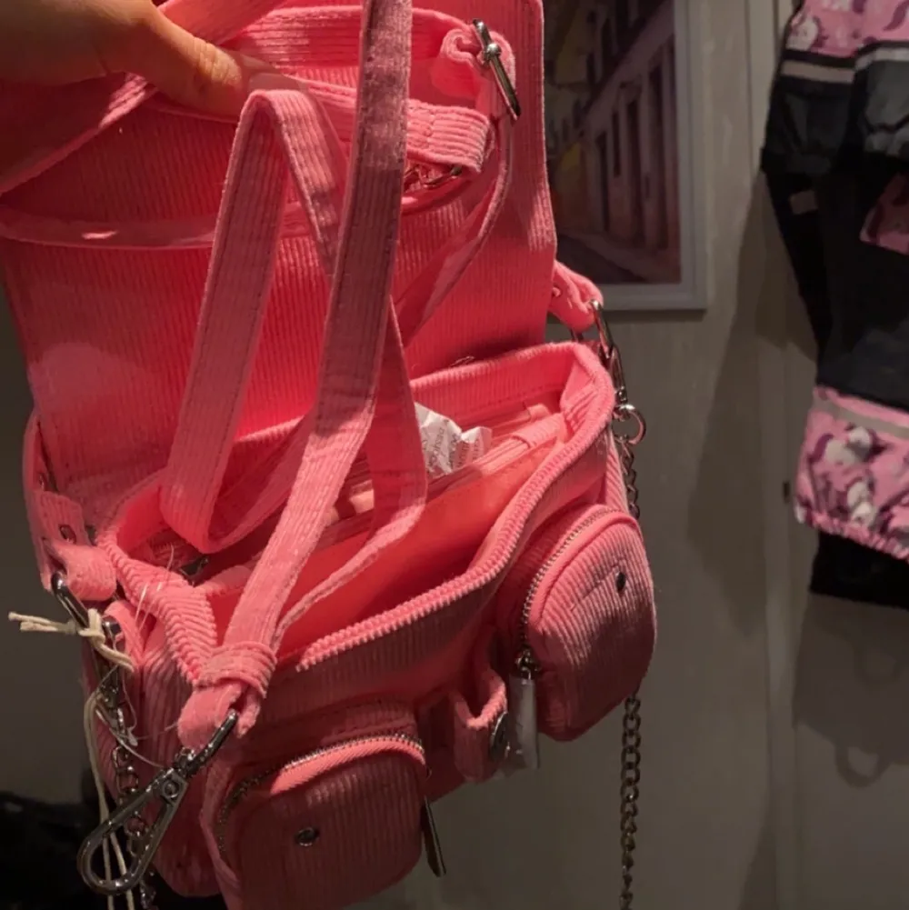 Ny jättefin rosa nunoo väska med två olika band och prislapp kvar.. Väskor.