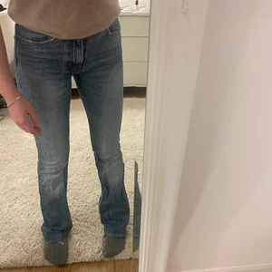 Zara jeans - Vintage flaire jeansen! Dessa sitter så snyggt på❤️‍🔥 Köpte dessa för ungefär 1 år sedan och de är i fint skick! Har dock klippt de där nere då de var för långa vilket jag tycker är nästan snyggare! Är 165cm. Köparen står för frakt💕