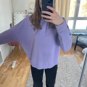 fila hoodie - fin hoodie från fila som har en liten fläck i mitten på tröjan som man knappt ser! ganska liten L☺️