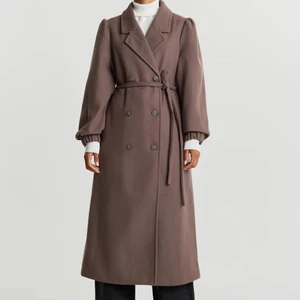 Brun kappa - Säljer denna supersöta bruna kappa från Gina Tricot, storlek 36. Säljer pågrund av att jag inte använder den längre. Men den är ganska använd, därav de noppriga, annars inga fel på den.❤️