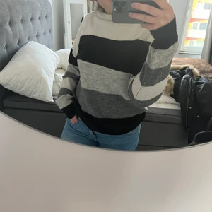 Tröja - Säljer denna tröjan från NA-KD som passar till precis allt! Köpt för ca 2 år sedan. Säljer på grund av att jag har för mycket tröjor. Den är i storlek L men sitter som en M på mig. Säljes för 150 kr inkl frakt. 💘