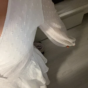 Vit klänning  - Jätte fin vit studentklänning eller skolavslutningsklänning, funkar såkalrt även perfekt till andra tillställningar!! Använd ca 4 gånger och inga missfärgningar eller hål. Orginalpris: 450 kr