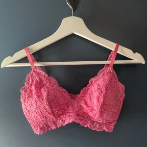 Rosa topp/bh - Super snygg rosa topp/bh som är utan bygel med vaddering använd några gånger. Vid frågor eller intresse är de bara att skriva❤️  svårt att framhäva den rätta färgen men kan skcika fler bilder ifall de önskas. 