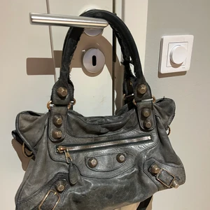 BALENCIAGA - Balenciaga väska i okej skick (se sista bild) inköpt från the vintage bar 2020❤️ ställ fler frågor om ni har några och jag skickar gärna flera bilder!
