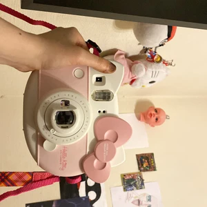 Hello kitty instax mini - Hello kitty camera jätte gullig jag älskar den här Cameron men börjar inte använda den så mycket