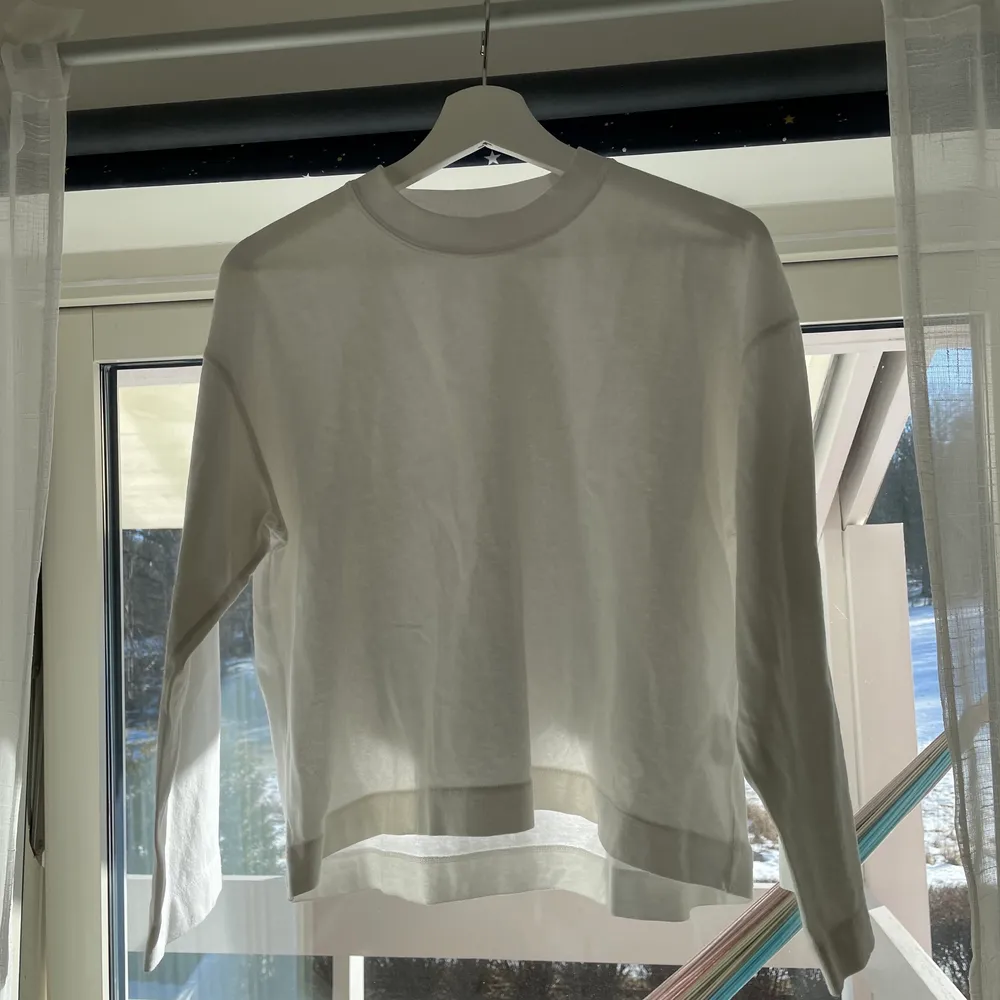 Vanlig vit sweatshirt från Uniqlo. Perfekt basic-plagg! Tunnare materiel vilket är skönt på våren. Använd fåtal gånger. . Tröjor & Koftor.