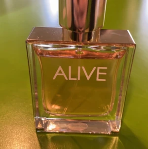 Parfym - Säljer min parfym då den kommer inte till andväning. Den är från hugoboss och de är 30 ml. 