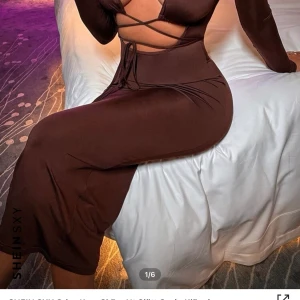 Klämning  - Säljer en brun jättefin klänning men min byst var för stor för knytningen. Klänningen är lång men passar mig som är 158