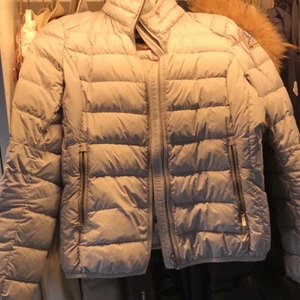 Beige parajumper  - Säljer denna vår jacka då jag behöver bli av med den. Okej skick behövs dock tvättas vilket kunden får stå för. Den sitter som en storlek xs i jacka.🌸