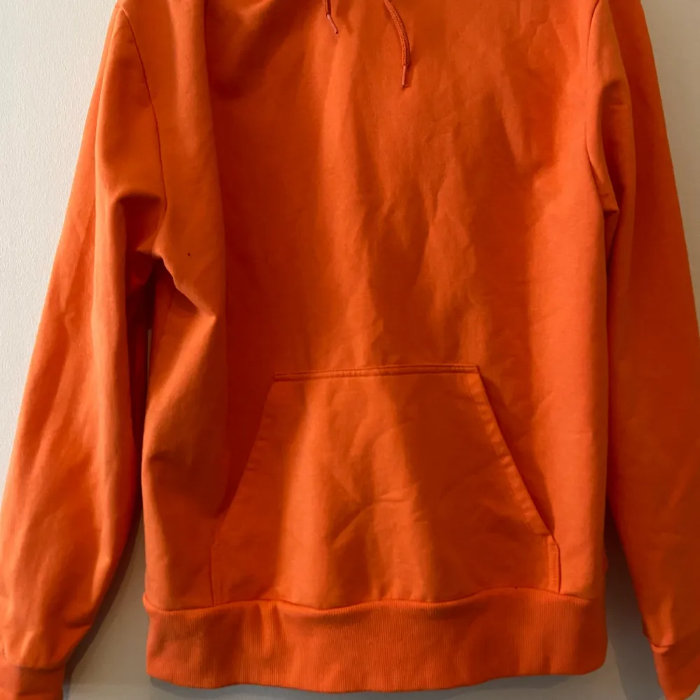 Orange hoodie från Stay, knappt använd så fortfarande lurvig insida.. Tröjor & Koftor.