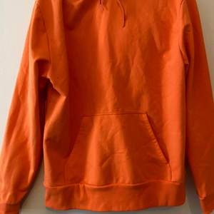 Orange hoodie från Stay, knappt använd så fortfarande lurvig insida.