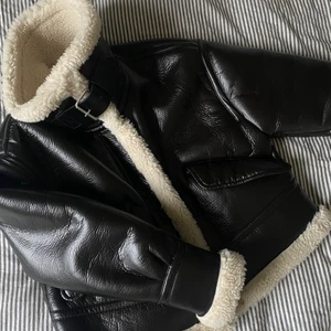 Fet vårjacka! - Galet fet jacka ifrån zara! Croppad i modellen men inte för kort. Ganska ”boxig”, så passar S lika väl som XS, köptes sensommar använd lite men har köpt en annan som jag använder mer. ❤️ den ser svart ut och upplevs svart men är mörkmörkbrun, 999kr nypris säljes billigt