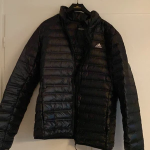 Adidas jacka - Använd bara nån fåtal gång då den är lite liten för mig, inköpt för ett bra tag sen så har inget kvitto. Den har inga hål eller märken eller andra defekter då jag knappt använt den, Strolek M 