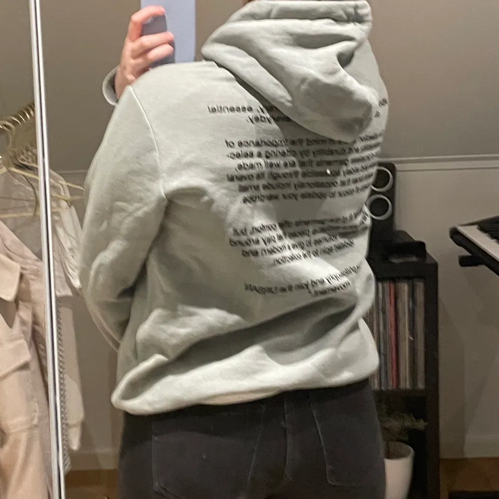 Helt ny och oanvänd grå hoodie med tryck på både fram och baksida från Pull & Bear. Den är i tjockt och ordentligt material. För fler bilder eller frågor är deg bara att skicka ett meddelande💕. Hoodies.