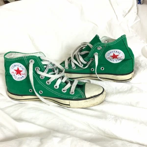 Converse  - Gröna converse med röd logga! Storlek 36 men funkar bra på mig som har 37