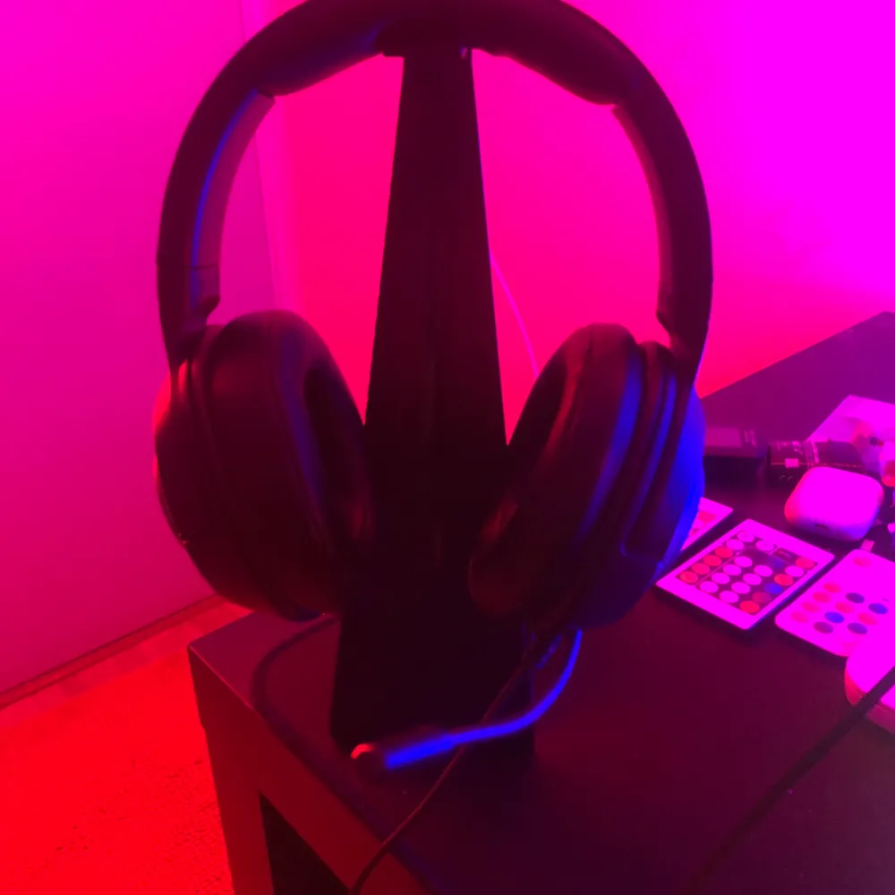 Real good gaming headset. Can send but u pay the Money for it.. Övrigt.