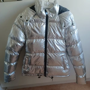 Silver jacka stl M - Säljer denna fina jackan som tyvärr är för liten för mig, möts helst upp då jag inte vet hur frakten funderar med större paket (om du kan hjälpa mig så kanske jag kan frakta). Den är i storlek M och använd 1 gång.  Möts upp i Växjö, kan även köra en bit utanför om det behövs. 