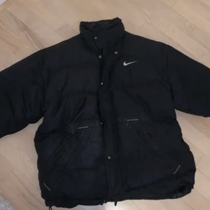 Nike Vintage puffer jacket - Skitsnygg vintage jacka från Nike. Strl M och är oversize. Lite för stor på mig som är 158 lång. 🖤 passar både tjejer och killar