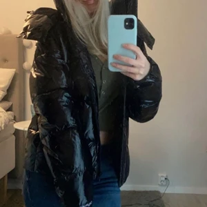 Vinterjacka - Intressekoll för denna trendiga Calvin Klein jacka💓 orginalpris ca 1995kr. Bort-tagbar luva som även går att knäppa ihop i fram. Varm och fluffig, inte så jättestor i modellen. Kontakta vid intresse. Vill inte ha för låga bud då jag är lite osäker på om jag ska sälja! ✨ frakt diskuteras 