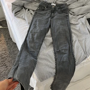 Zara jeans - Zara högmidjade byxor. Strl 38. Passar 175cm. För mig är de något för små i midjan. Relativt bra skick, få slitningar i tygbitarna som man använder för att trä i skärp💕