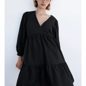 Svart zara klänning  - En superfin svart zara klänning men säljer för att jag vbehöver pengarna! Frakten kostar 50kr💕