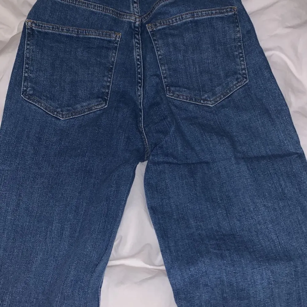 Mörkblå bootcut jeans. Använda en gång därav är lappen borta💙. Jeans & Byxor.