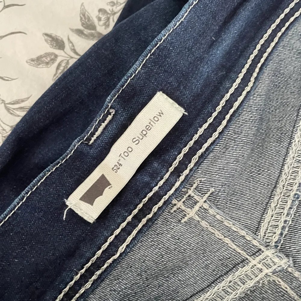 Vintage lowwaist jeans med coola detaljer, på bild 2 syns dock hur någon söm lossnat. Frakt tilkommer💕. Jeans & Byxor.