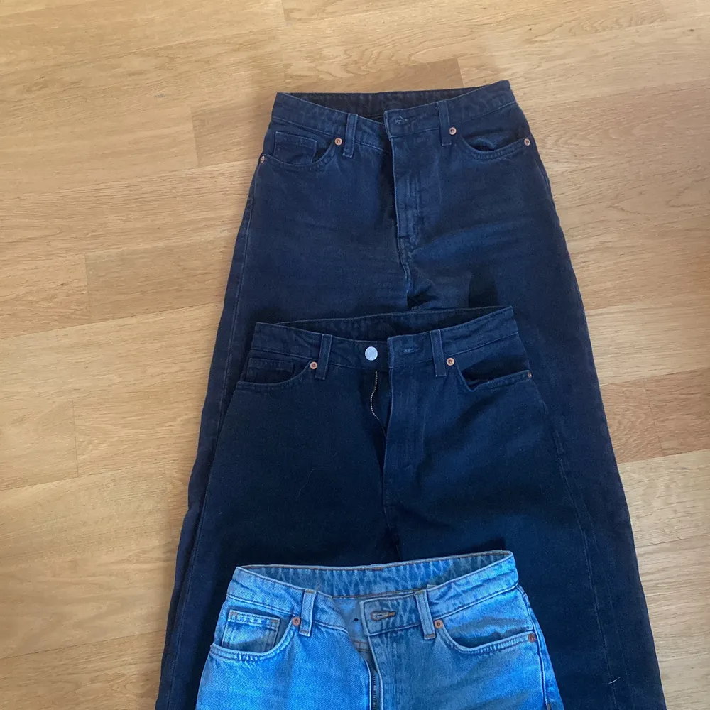 Yoko wide leg jeans från monkie, grå-svart, svart och ljusblå , knappt använda, ordinarie pris för alla tre är 1 200 (400 kr st)   Säljer de isf för 600 (200 kr st) . Jeans & Byxor.