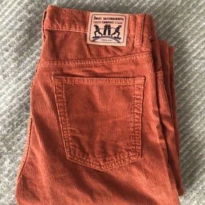 Sweet Sktbs byxor  - Säljer ett oanvända par byxor från Sweet Sktbs. Färg: ish röd orange. Lite frakt tillkommer! 