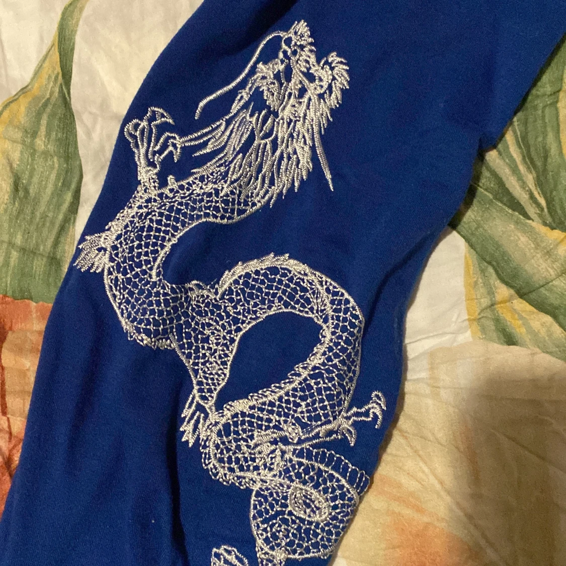 Blå tröja med fina detaljer - 90