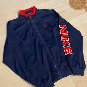 VINTAGE NIKE TRACK TOP - hej säljer en skit fet track top från Nike, skulle säga runt 20 år gammal. Storlek S/M, snygg passform 
