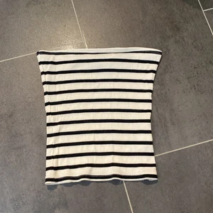 Randig tubtopp - En randig tubtopp från hm. Storlek s