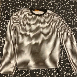 Randig tröja - En fin randig tröja du kan ha under en t-shirt eller bara ha på sig den<3 Bra skick och köpt på yesstyle, skriv privat för om du har frågor❤️