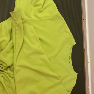 M - Säljer den här hoodien för 150kr köpte för 200kr trorrr jag kommer verkligen inte ihåg 