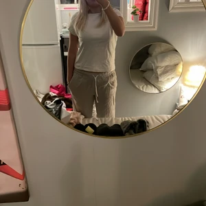 Linnebyxor - Säljer mina linnebyxor då det inte riktigt passar mig, supersköna knappt använda, köptes för 300kr på h&m och jag säljer för 150+frakt 