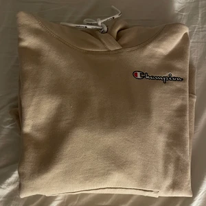 Champions hoodie - Helt ny hoodie i storlek small från Champions. Har inte alls kommit till användning därav säljer jag den. Frakten är antingen 53kr eller 66kr spårbart med PostNord. Gåva ingår i alla köp !! Köpte för cirka 450kr