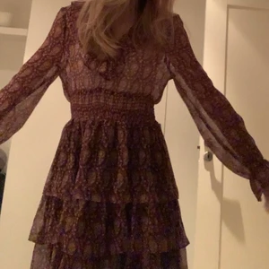 Zara klänning - INTRESSEKOLL på denna skitsnygga zara klänningen som är HELT SLUTSÅLD! Är inte säker om ja ska sälja men om det blir bra pris så kanske ja säljer! Buda på minst 250! 