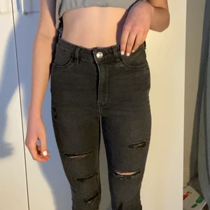 skinny jeans XS - plagget är bara använd fåtal gånger☺️ bra skick, strl XS/S från H&M. orginal Pris: runt 200-300SEK. Säljer pga att jeansen aldrig används men jag hoppas någon av er får användning av de.💗