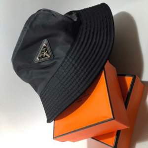 Prada ”Bucket-hat” AA+kopia, svart och vit