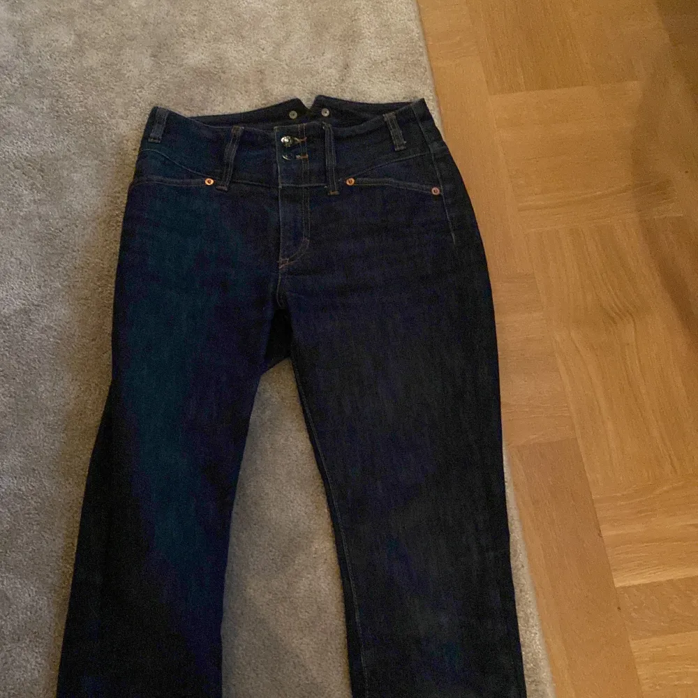 Jag säljer nu Mina jätte fina Filippa k byxor som tyvärr inte kommer till användning längre❤️❤️kom priv för fler bilder. Jeans & Byxor.