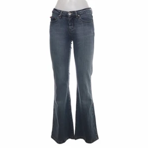 Lågmidjade bootcut jeans - Lågmidjade jeans med en fin bootcut, aldrig använda då.    (Köparen står för frakten)