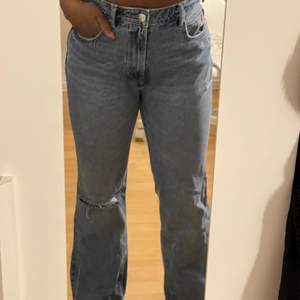 Blåa jeans från ASOS, använd Max 2 gånger. Storlek 42 men dem är små i storlek så passar någon som vanligtvis har storlek 40 i jeans.  ( är 165 cm lång.) 